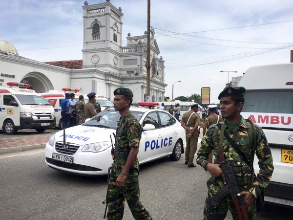警方驻守其中一个遭炸弹袭击的教堂。（美联社）