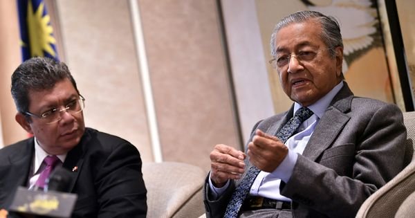 马哈迪强调，随着大马积极响应“一带一路”倡议，相信有助吸引更多中资企业来马投资。左为赛夫丁。