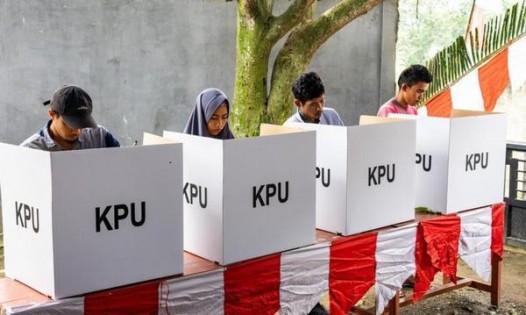 印尼4月17日举行全世界规模最大的单日选举，预计5月22日开票完毕，但选务人员频传过劳死，目前已有272名选务人员死亡、1878人病倒。（彭博社）
