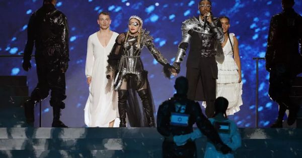 麦当娜登台献唱时，两名身穿缀有以色列和巴勒斯坦旗帜服装的舞者现身舞台。