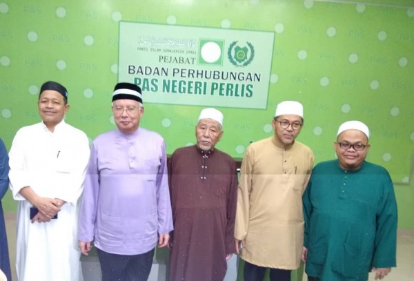 纳吉（左二）出席伊斯兰党党所讲座会，左起沙希淡、哈兴雅欣、阿兹兰。  