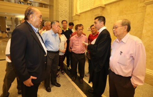 彭茂燊（左起）、邹寿汉询问律师案件进展，右为李儒森。
