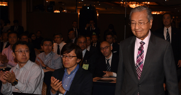马哈迪今早出席第25届日本经济大会《亚洲的未来》国际研讨会。