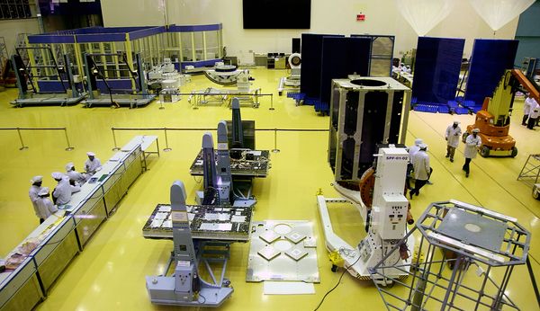  在班加罗尔，“印度太空研究组织”的科学家制作第月球探测器“月船2号”。（欧新社） 