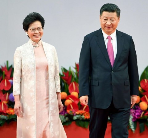香港特首林郑月娥（左）15日宣布暂缓修订逃犯条例，《纽约时报》分析，这是2012年习近平接任中共总书记以来，中国政府在单一政治议题上所做最大让步。（档案照） 