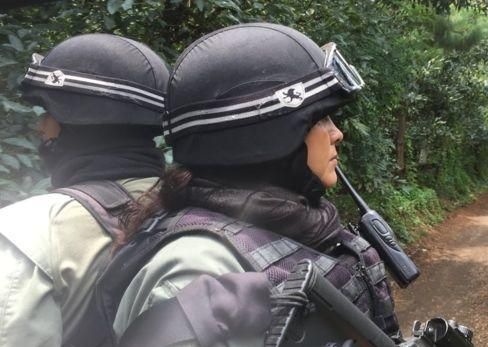 墨西哥米却肯州坦西塔罗1名公共安全部队女性成员在巡逻。 