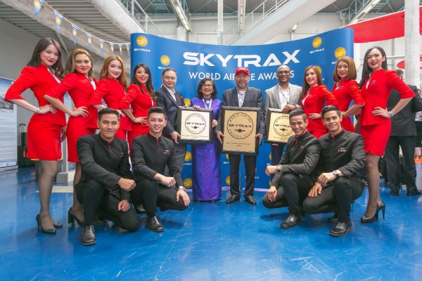 亚航长程总执行长纳达布拉纳斯利（左五起）、主席丹斯里拉菲达、亚航集团主席拿督卡马鲁丁和副总执行长博林甘星期二在法国布尔歇出席Skytrax颁奖仪式。（马新社）