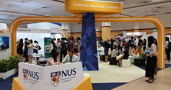 全球经济放缓，新加坡本届大学毕业生找工作面对更多挑战。图为国大去年的职业展。 