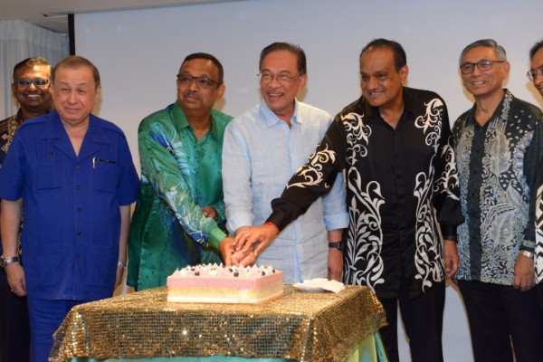安华（中）在马来西亚印裔商业理事会开斋晚宴切蛋糕，右二为古纳西淡巴兰。