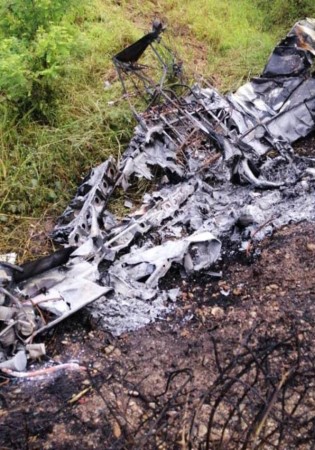 动力滑翔机被烧毁，飞机师和乘客被灼伤。