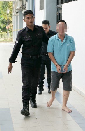 绰号“白毛老大”的49岁华裔男子遭警方逮捕扣查。