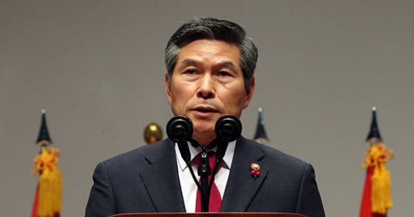 韩国防长郑景斗得知军队内虐待事件后，已下令严查严办此案。
