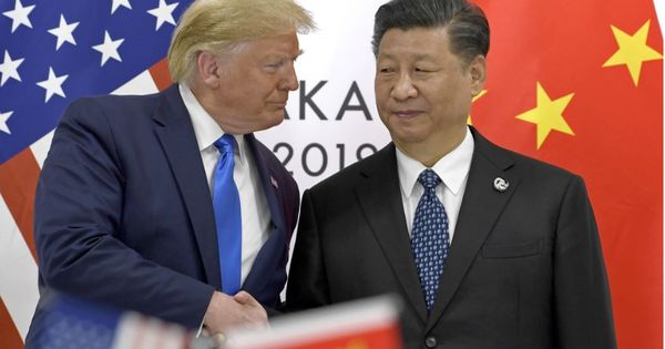 美国和中国最高贸易谈判代表9日通电话，讨论举行面对面会谈。图为美国总统特朗普（左）与中国国家主席习近平6月底在20国集团大阪峰会场边举行会谈。