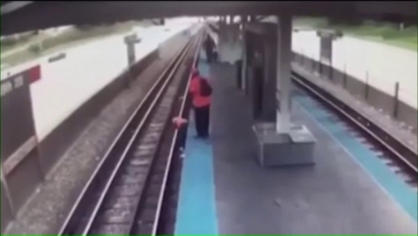 女子跳入铁轨捡手机，因来不及爬回月台遭进站列车撞死。（图撷取自优管画面）