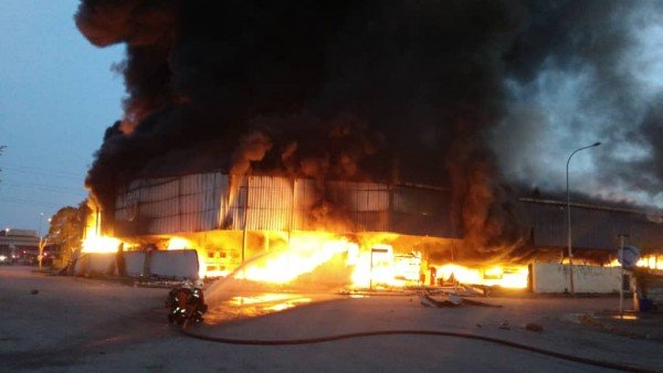 失火的工厂几乎80%面积被烧毁。