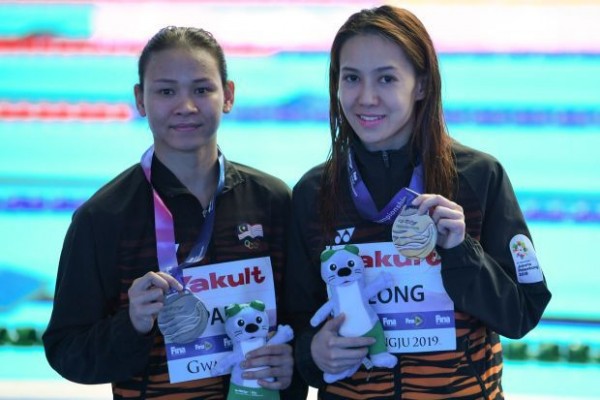 大马跳水双姝潘德丽拉（左）与梁敏仪，在世界锦标赛勇夺女子双人10米跳台银牌，并成功进军明年东京奥运会。 