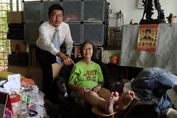 受伤后行动不便的郑钰蓉，目前只能在家休养。旁为邱俐豪。