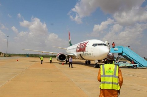 在尼日利亚首都拉各斯机场，一名男子在一架客机准备起飞时，攀上机翼企图进入行李舱，想“免费”搭飞机。