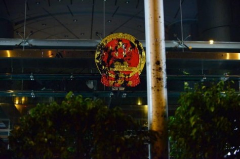 示威者向中联办大楼和中国国徽掷鸡蛋和泼漆。