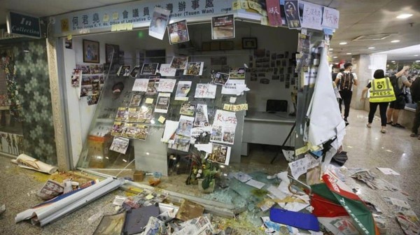 元朗袭击事件使当地人心惶惶，近九成商店紧闭，不敢做生意。（图／取自facebook.com/JuniusHoKwanYiu）