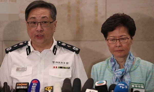 香港越来越多公务员不满特首林郑月娥（右）及警务处长卢伟聪的处理能力。