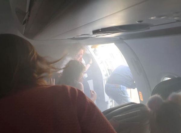 英国航空BA422航班5日惊传冒烟意外，原因疑似为引擎起火。（截自推特）