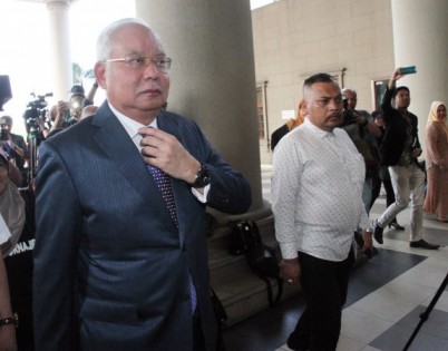 神情严肃的纳吉，准备出席1MDB案首日审讯。