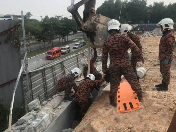 消拯员抵达现场时，发倒塌的墙壁砸中两名印尼工人。