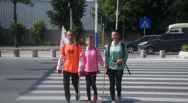 卢庆丰（左）与一对女儿从老家湖南，徒步1300公里到广东汕头大学，用时26天。