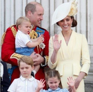 英国剑桥公爵和公爵夫人威廉与凯特与他们的三个孩子。（网络图）