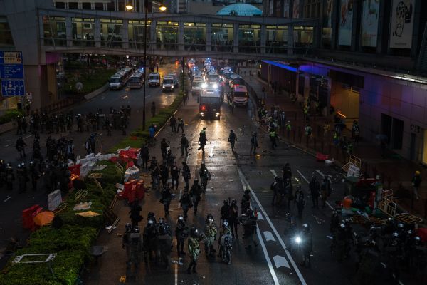 近午夜时分，警方在荃湾主要街道展开清场行动。（欧新社）