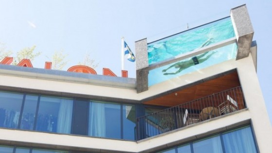 瑞典的阿瓦隆饭店顶楼有一座露天透明的泳池，在里面游泳好似漂浮于空中。（网络图）