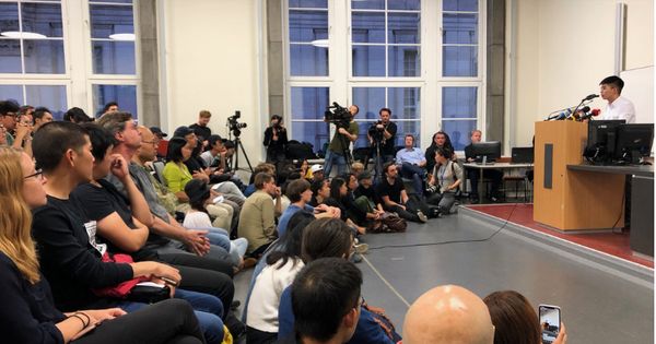 黄之锋在柏林洪堡大学演讲，现场座无虚席。 