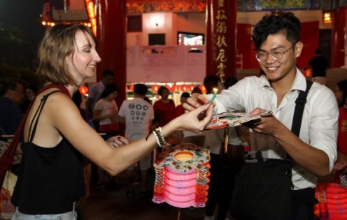 “牵手过中秋”吸引外国游客前来体验中华传统节日的欢乐与温馨。