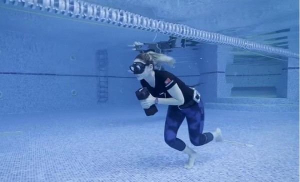 克林吉拉伊在泳池水下一口气步行约81.6米，打破自己两年前创下的纪录。