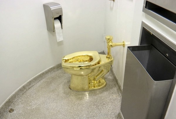 一个在英国布伦海姆宫展出的18K黄金马桶上星期六失窃。图为该马桶2016年在纽约古根海姆博物馆展出时所摄。（美联社）