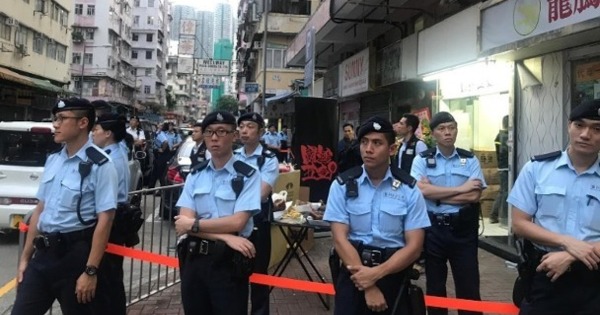港警上星期六在深水埗搜查当天开业、向反送中抗争者售卖防护工具的“国难五金”。