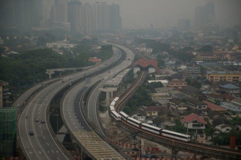 吉隆坡空气污染指数不健康，大部分人减少外出，为了学生的健康着想，教育部下令雪隆布城学校本周四和五停课。