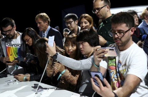 访客星期四在德国慕尼黑举行的华为产品发布会上，试用新款Mate 30系列旗舰手机。（美联社）