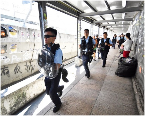 带备盾牌和头盔的警员九龙湾“连侬墙”呼吁不要在场逗留。
