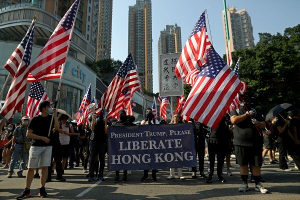 香港反修例示威者星期六举办“光復屯门公园”游行，许多青少年手举美国国旗。（欧新社）