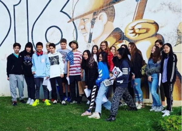 李嫣就读的瑞士贵族学校贴出学生参观纪念馆的合照。（取材自 Instagram）