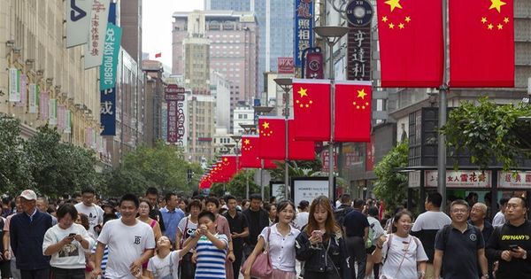 中国7天国庆长假，市民游客纷纷出访，上海市著名景点南京路步行街人潮汹涌。（新华社）