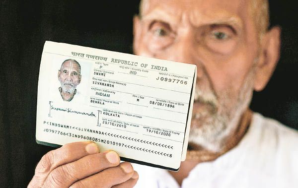 西瓦南达的护照显示其出生日期，为1896年8月8日，123岁。