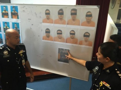 法兹里桑（左）向媒体展示8名嫌犯的照片。