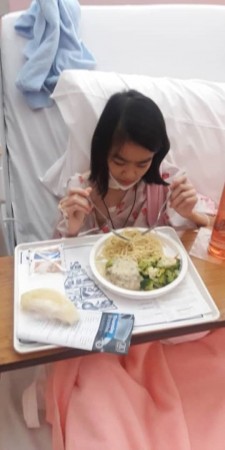王晓燕完成首次化疗后享用午餐，精神和胃口都不错。（李杰文提供）