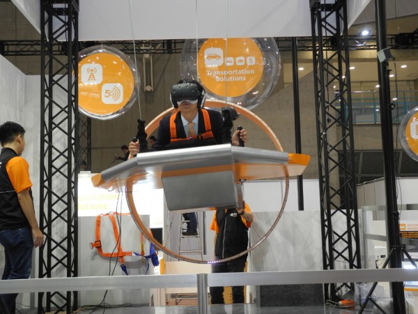 在本年度东京高新技术博览会上，访客试用单人“空中汽车”Rflight。