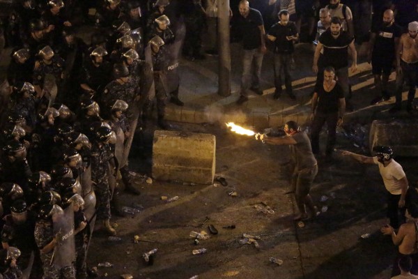 不满撙节和加税政策的示威者星期五晚在贝鲁特与镇暴队爆发冲突。（美联社）