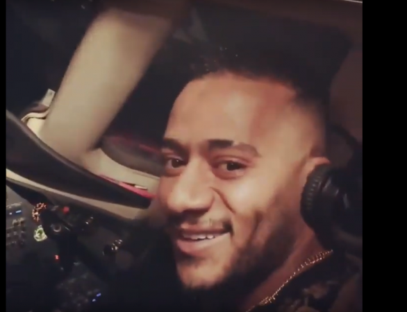 埃及电影明星兼歌手穆罕默德·拉马丹贴出一段他驾驶民航飞机的视频。（图撷自优管）