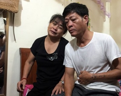 在越南河靜省干禄县，相信是死者之一范氏茶媚的父母，26日在家里受访，神情哀伤。（欧新社）